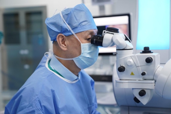 《人民日報健康客戶端》愛爾眼科完成首例SMILE Pro近視手術